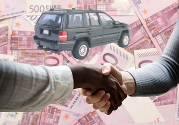 Dos personas dándose la mano y de fondo un coche usado y billetes, representando la venta de vehículos usados